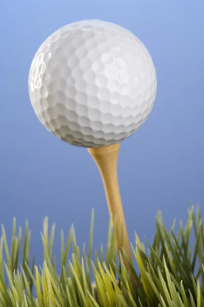 Golfball on tee in grass. — Stock Photo, Image
