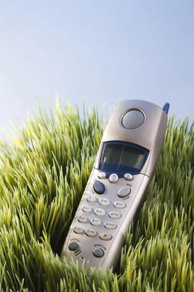 Téléphone sans fil dans l'herbe . — Photo