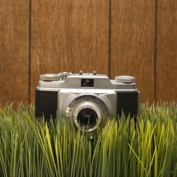 Винтажная камера на траве — стоковое фото