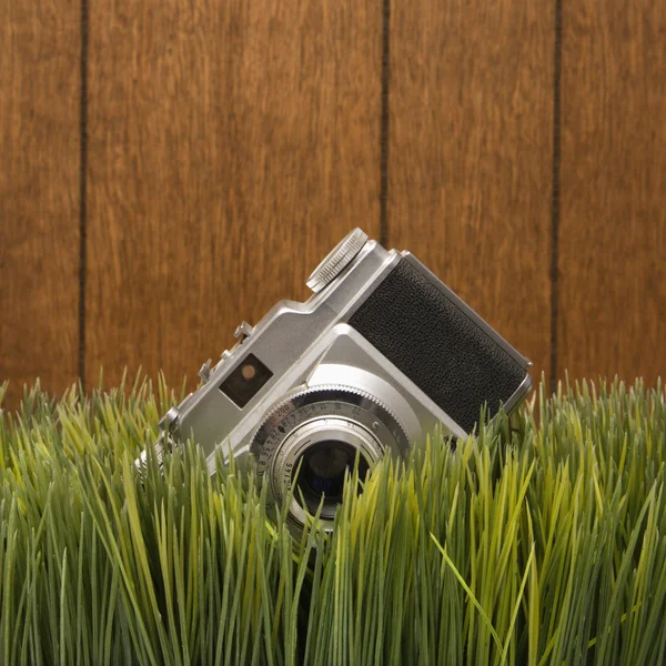 Εκλεκτής ποιότητας φωτογραφική μηχανή στο γρασίδι. — Φωτογραφία Αρχείου