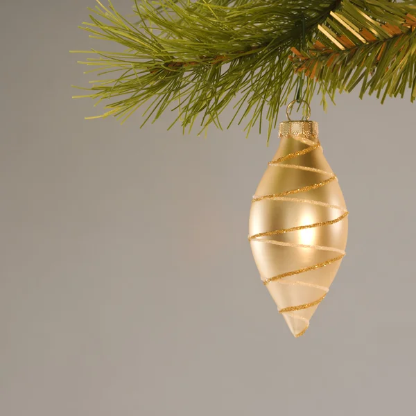 Ornamento de Natal na árvore . — Fotografia de Stock