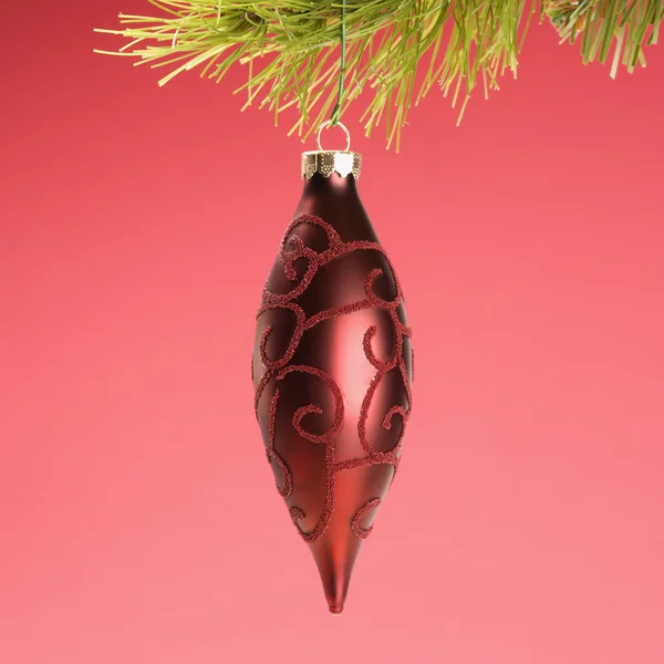 Ornamento de Natal na árvore . — Fotografia de Stock
