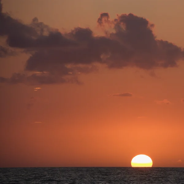 Solnedgång på havet. — Stockfoto