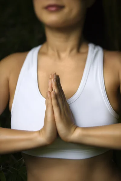 Aziatische vrouw mediteren. — Stockfoto