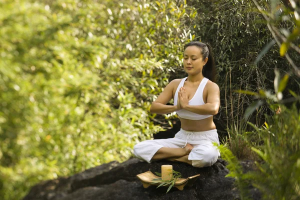 Asiatico donna meditando . — Foto Stock