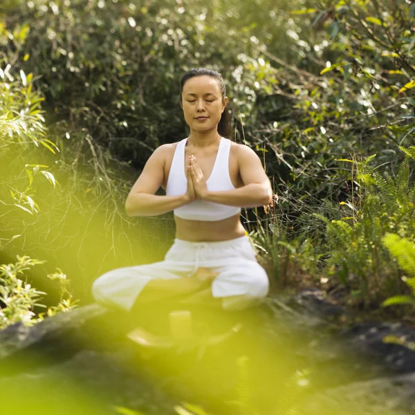 Mulher asiática meditando . — Fotografia de Stock