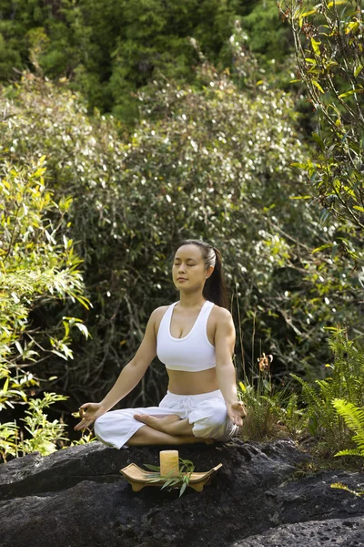 Азиатка медитирует . — стоковое фото