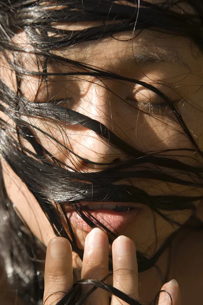 Kvinnans ansikte och våta hår. — Stockfoto