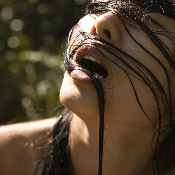Ženách tvář a mokré vlasy. — Stock fotografie