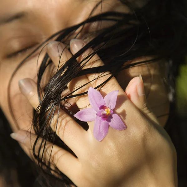 女性の顔と花. — ストック写真