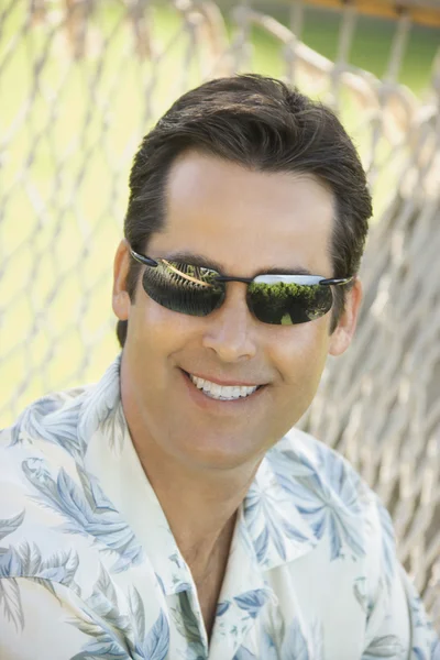 Muž nosí sluneční brýle. — Stock fotografie