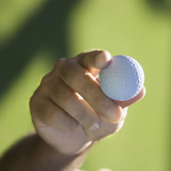 Χέρι που κρατά την μπάλα του γκολφ. — Φωτογραφία Αρχείου