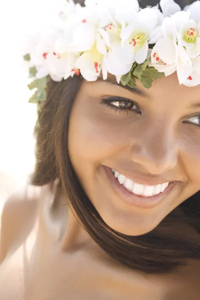 Atraktivní mladá žena v lei usmívá — Stock fotografie