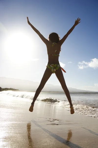 Menina pulando na praia . — Fotografia de Stock