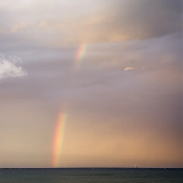 在毛伊岛海岸的彩虹. — 图库照片