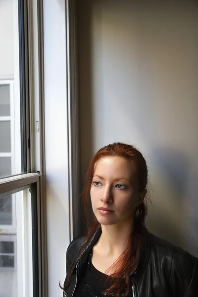 Redhead vrouw portret. — Stockfoto