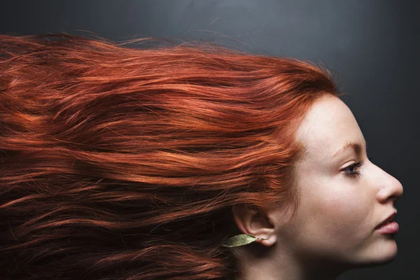 Haare strömen hinter Frau. — Stockfoto