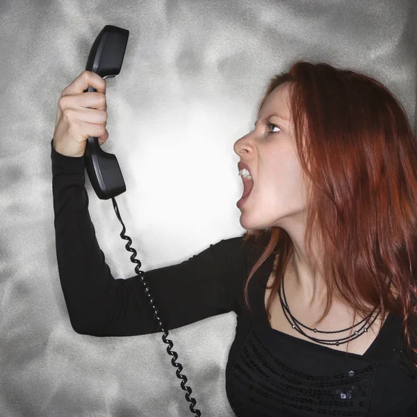 Schreeuwen in telefoon. — Stockfoto