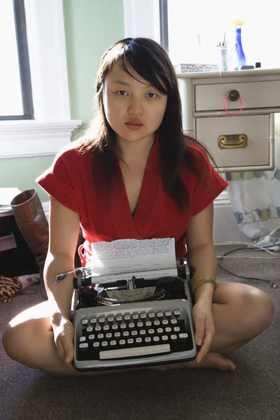 Woman with typewriter. — Stock Photo, Image