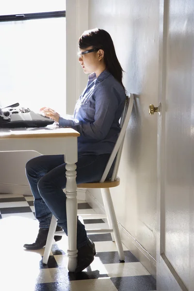 Kvinna med skrivmaskin. — Stockfoto