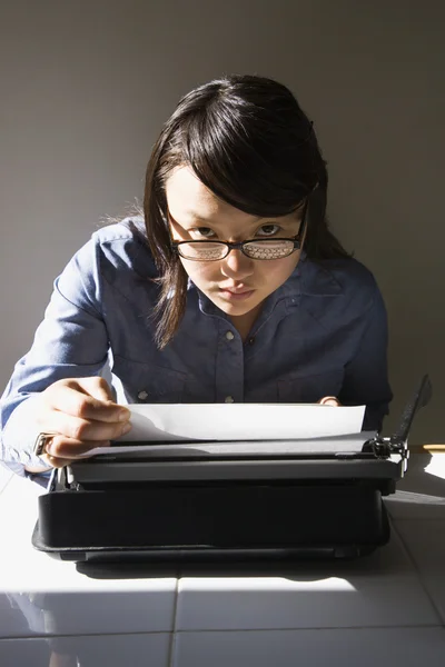 Kobieta z maszyny do pisania. — Zdjęcie stockowe
