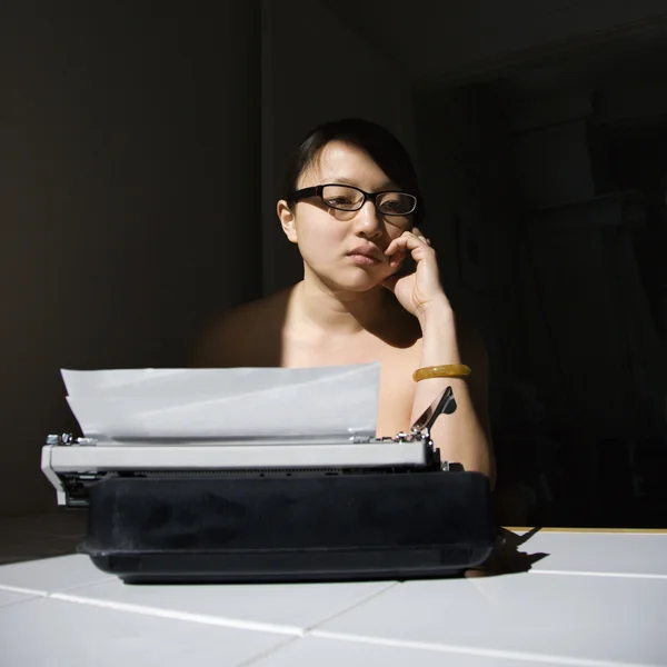 Mulher com máquina de escrever . — Fotografia de Stock