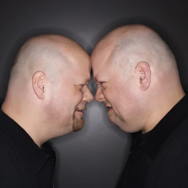 Uomini gemelli di fronte . — Foto Stock