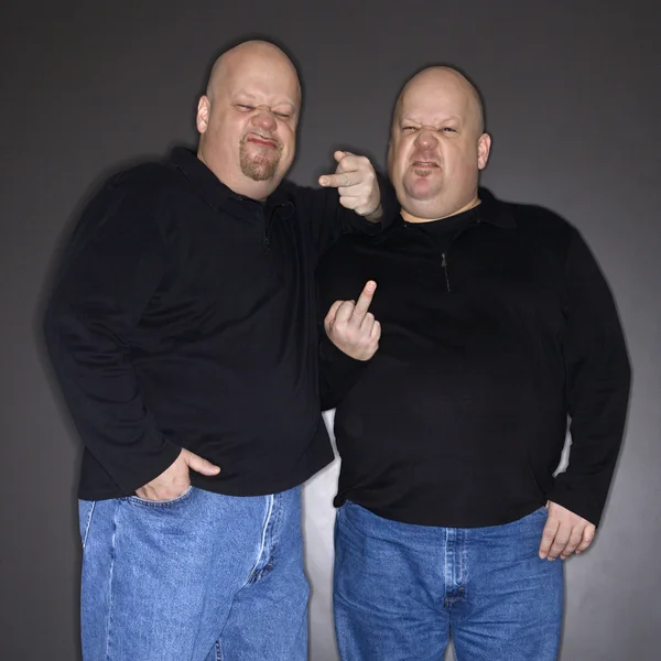 Zwillingsbrüder gestikulieren. — Stockfoto