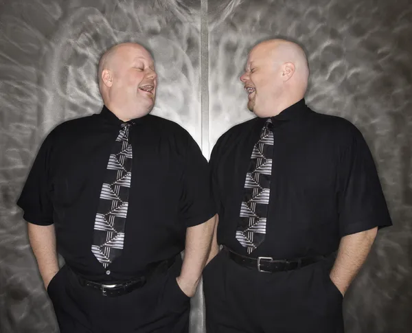 Pokój typu Twin łysy mężczyzn śmiejąc się. — Zdjęcie stockowe