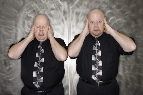 双胞胎男子覆盖的耳朵. — 图库照片