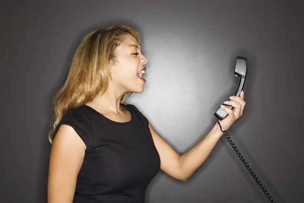 Γυναίκα φωνάζει σε τηλέφωνο. — Φωτογραφία Αρχείου