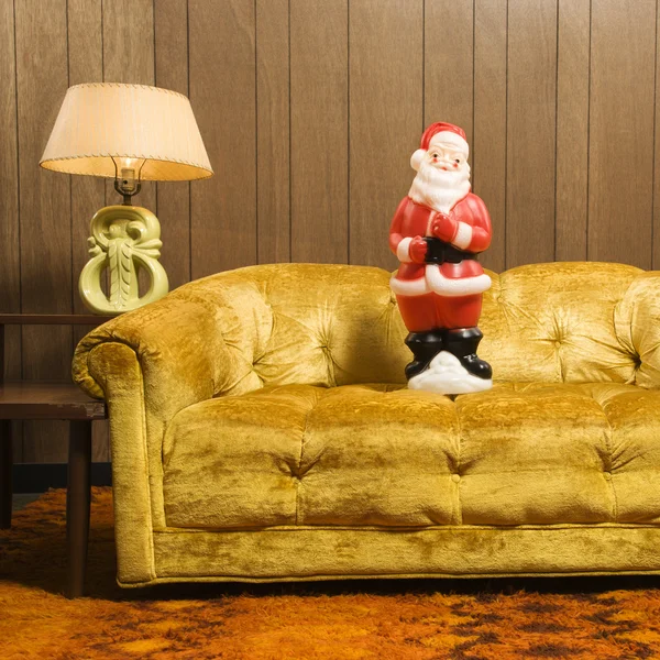 Weihnachtsmann auf Couch. — Stockfoto