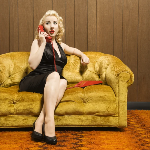 전화 통화를 하는 여자. — 스톡 사진