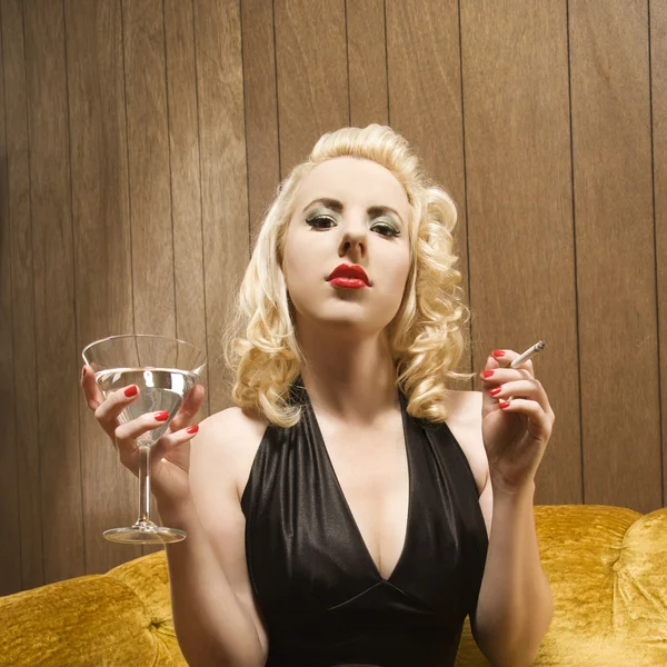 Vrouw met martini. — Stockfoto