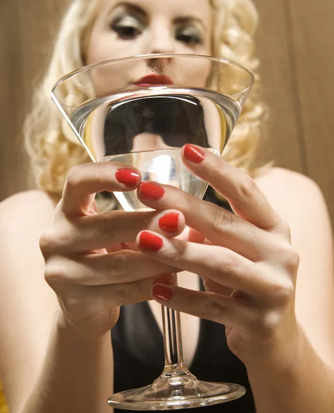 Mulher segurando martini . — Fotografia de Stock