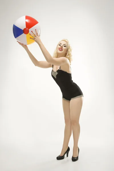 Mulher com bola de praia . — Fotografia de Stock
