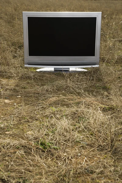 잔디에 있는 텔레비전. — 스톡 사진