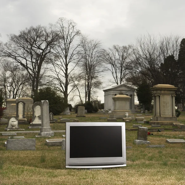 在墓地里的电视. — 图库照片