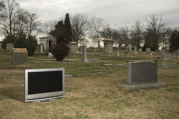 TV i kyrkogård. — Stockfoto