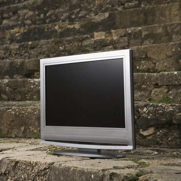 Televisión por pared de ladrillo . — Foto de Stock