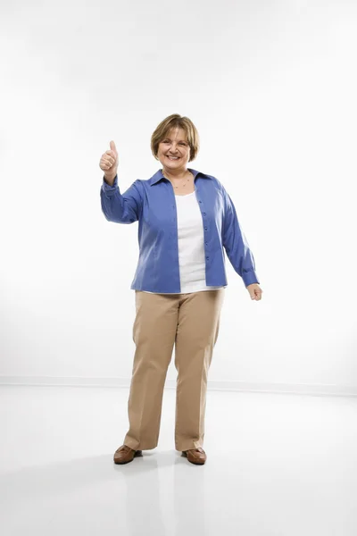 Mujer dando pulgares hacia arriba. — Foto de Stock