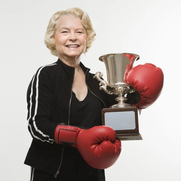 Mujer con trofeo . — Foto de Stock