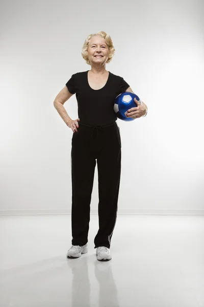 Mujer sosteniendo pelota deportiva . — Foto de Stock