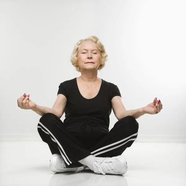 Starsza kobieta medytująca. — Zdjęcie stockowe