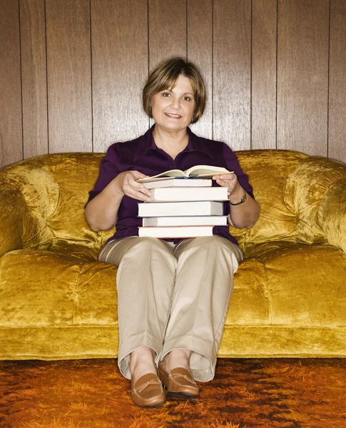 Mulher segurando livros . — Fotografia de Stock