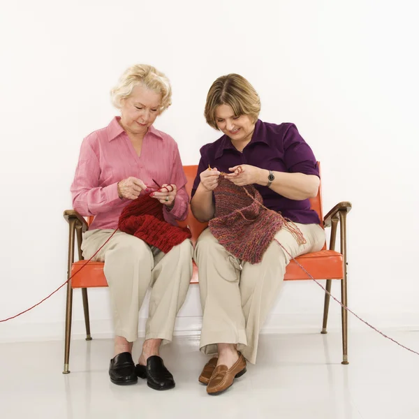 2 人の女性編み物. — ストック写真