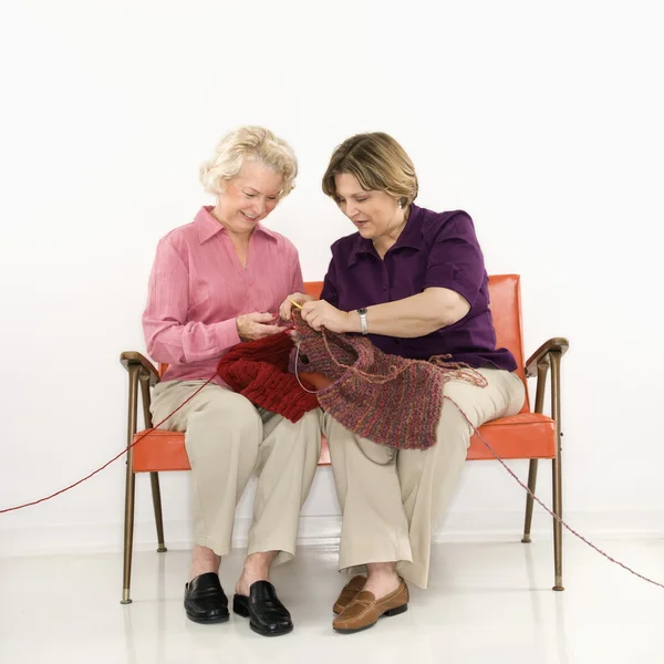 Dos mujeres tejiendo . — Foto de Stock