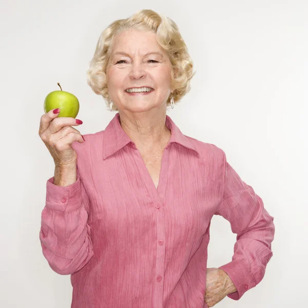 Kadın holding elma. — Stok fotoğraf