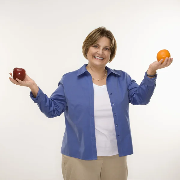 Kvinna som håller frukt. — Stockfoto
