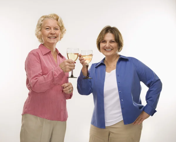 Zwei Frauen stoßen auf Wein an. — Stockfoto